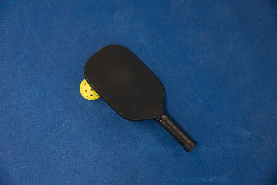 Pickleball court and paddle representing where to play in Cardiff Wales